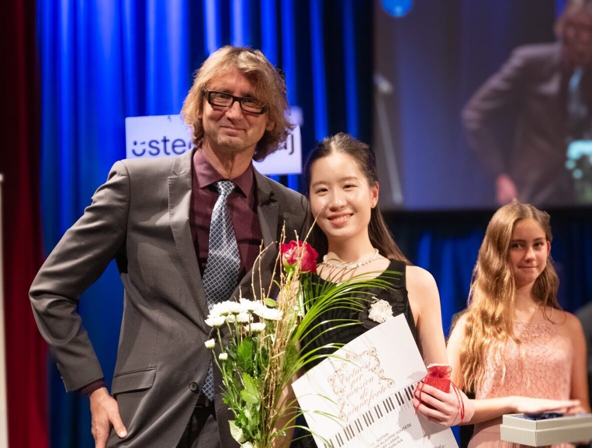 Martin Krsek předává cenu senátora mladé klavírní virtuosce Yin Jiuchun