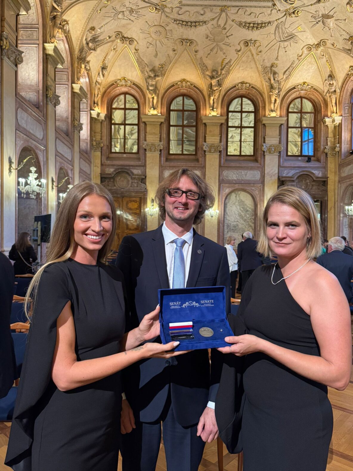 Dvě oceněné v Senátu: Veronika Kašáková a Eva Juščáková