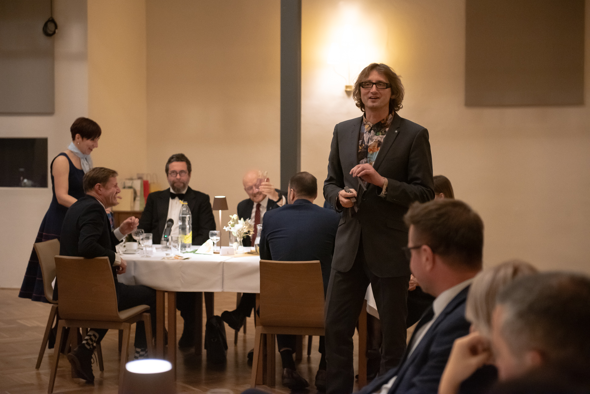 Martin Krsek moderuje dobročinnou dražbu