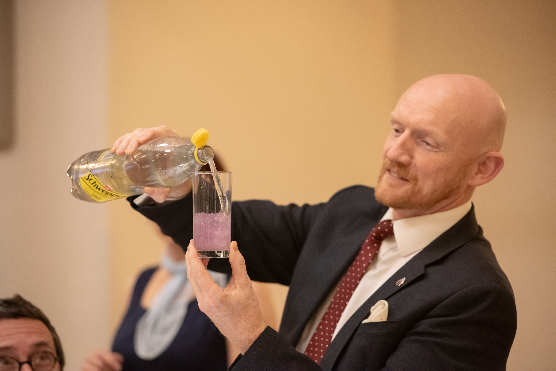 Britský velvyslanec Matt Field „kouzlí“ s ginem.