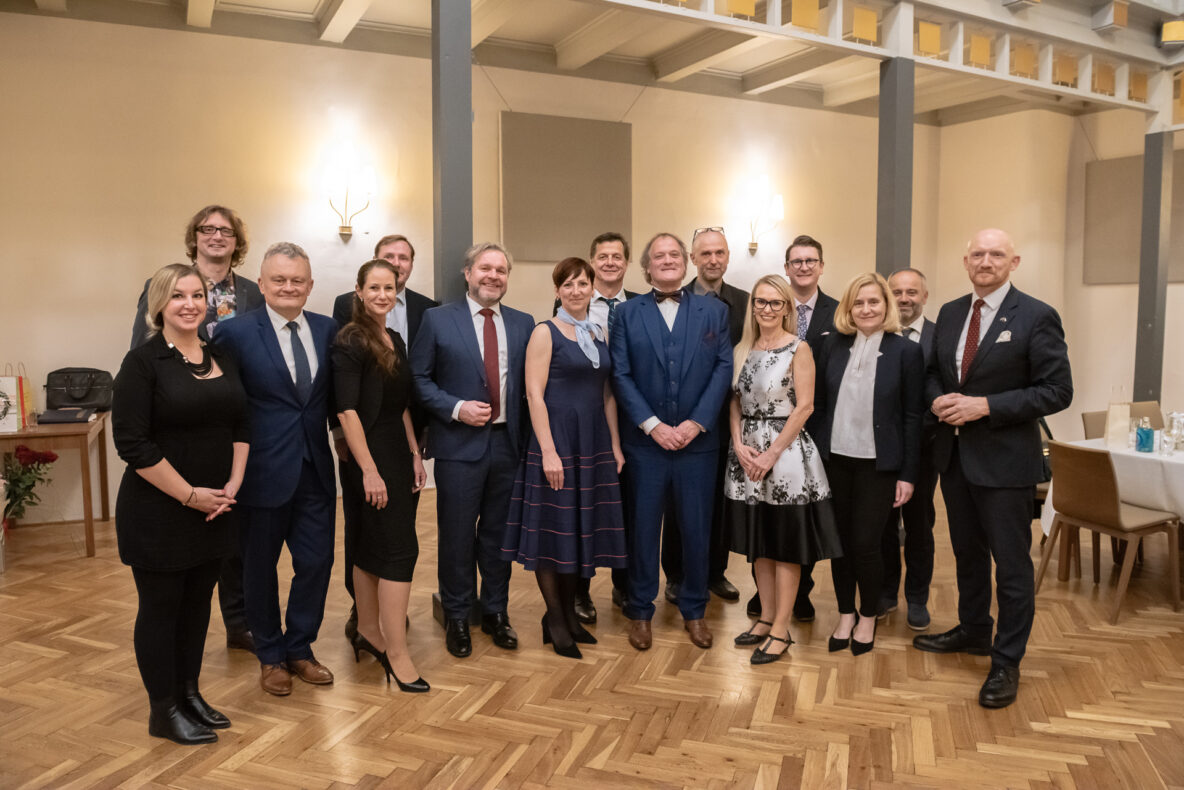 Skupinová fotografie účastníků benefiční večeře