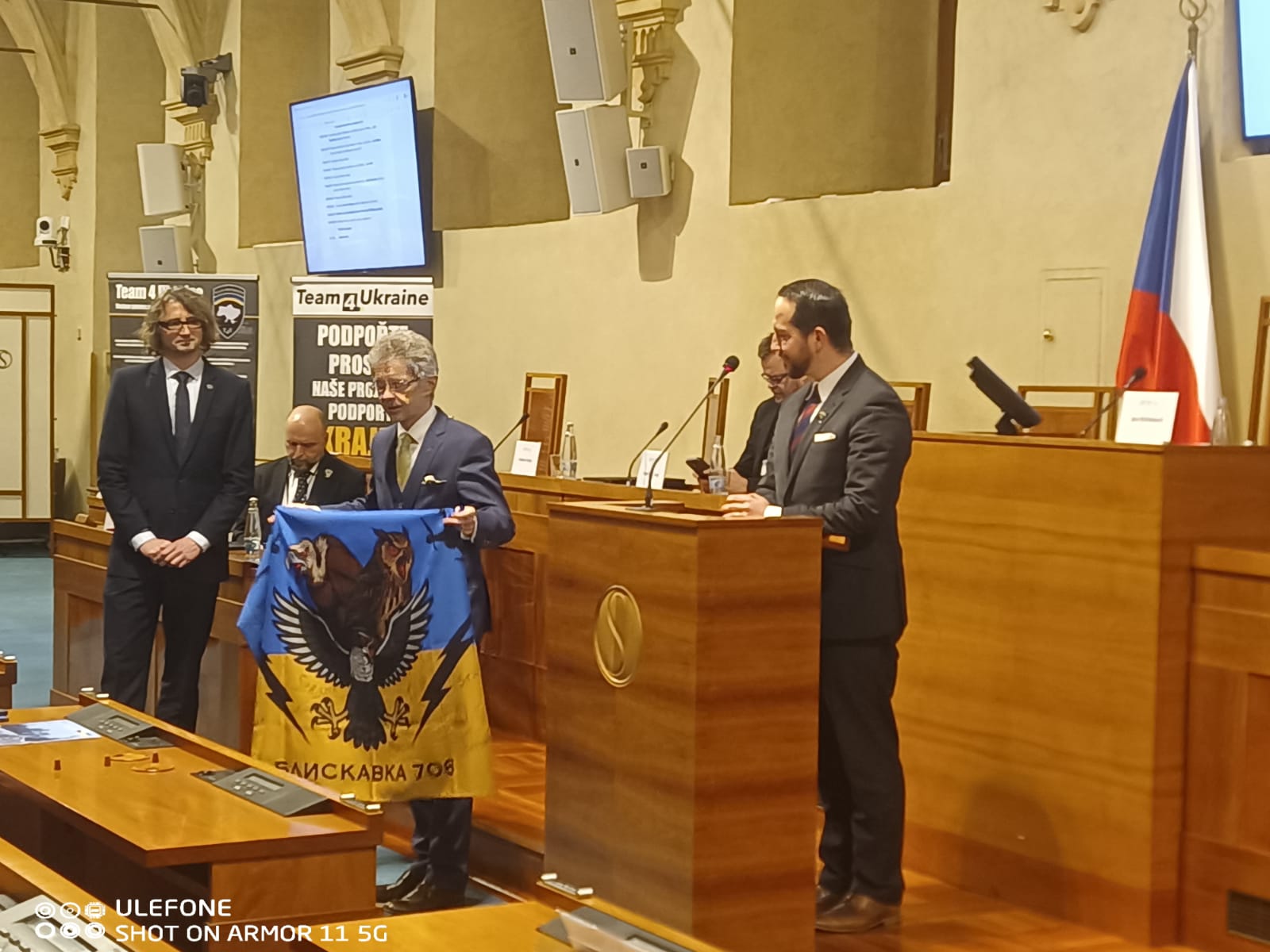 Featured image for “Vlajka z bojiště darovaná Senátu”