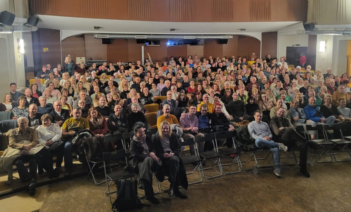 Vyprodané kino Hraničář před projekcí Království mýdlových bublin, 25. února 2026