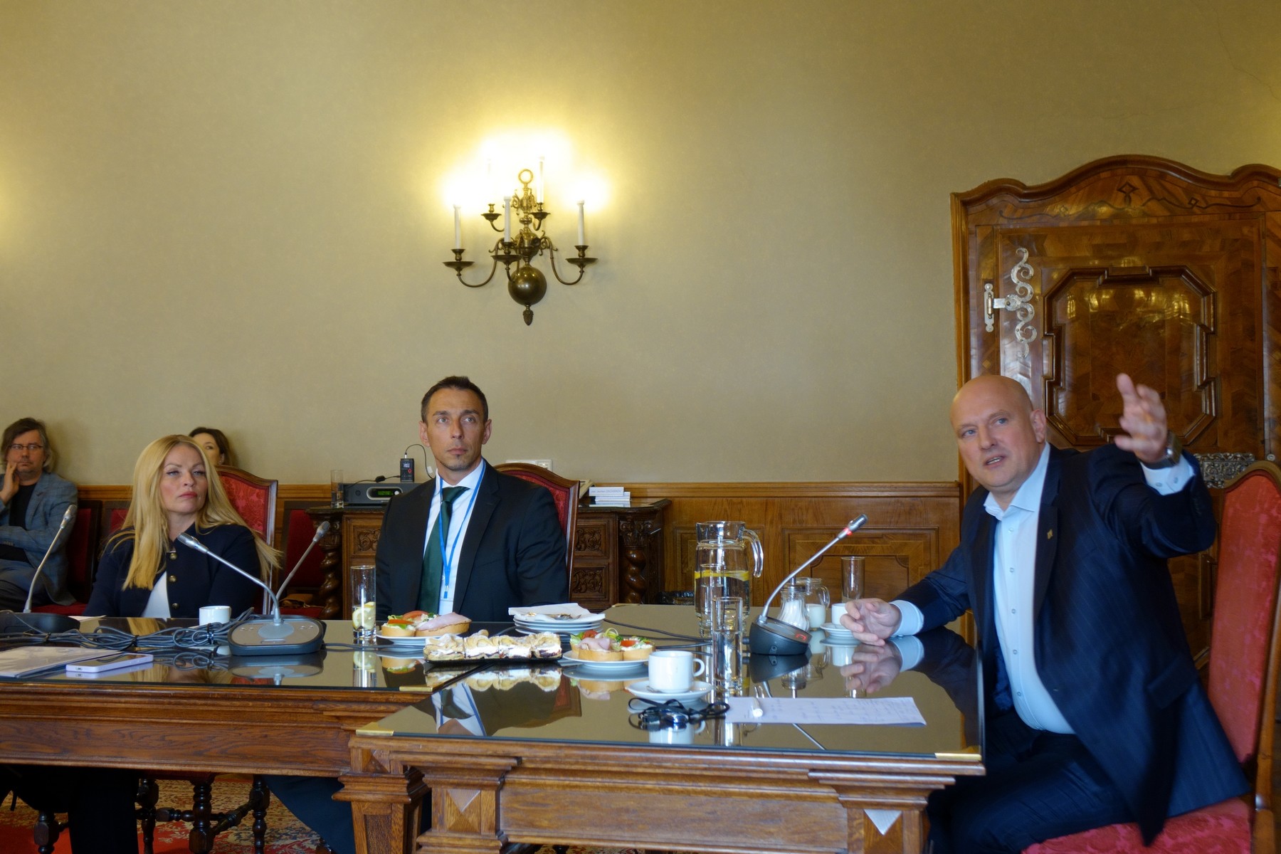 Náměstkyně ministra práce a sociálních věcí Jiřina Žežulová a Petr Varga a Jaroslav Ton ze Salutem Group