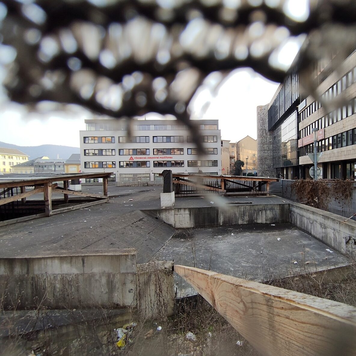 Chátrající nedokončená stavba v centru Ústí nad Labem aneb Díra na Míráku