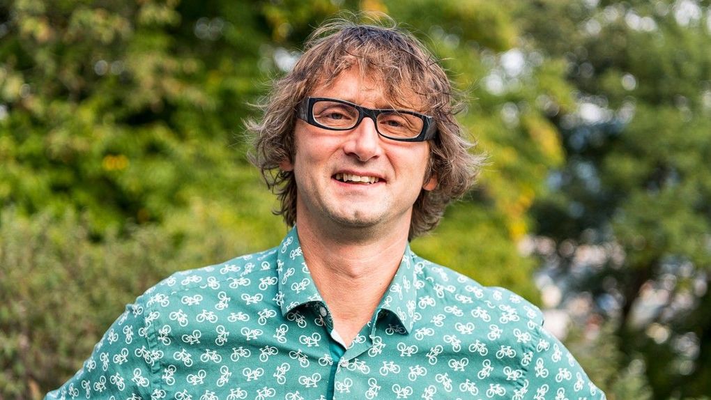 Martin Krsek v zelené košili s motivem bicyklů