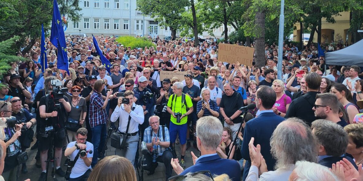 Dav lidí v Brně, lze rozpoznat předsedu senátu Miloše Vystrčila. V davu je vidět transparent s nápisem „Willkomenn liebe Landsleute“ (Vítejte, milí krajané).