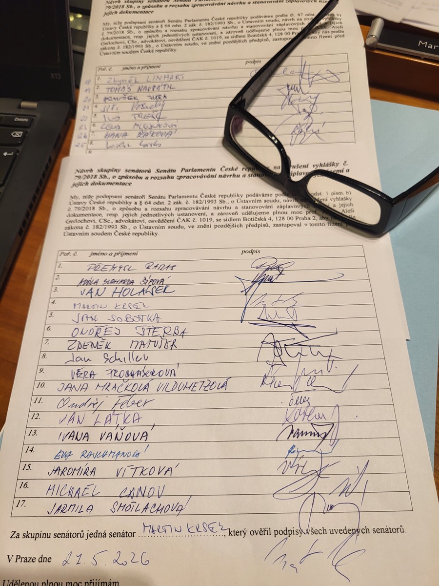 Podpisy senátorů k návrhu na zrušení povodňové vyhlášky