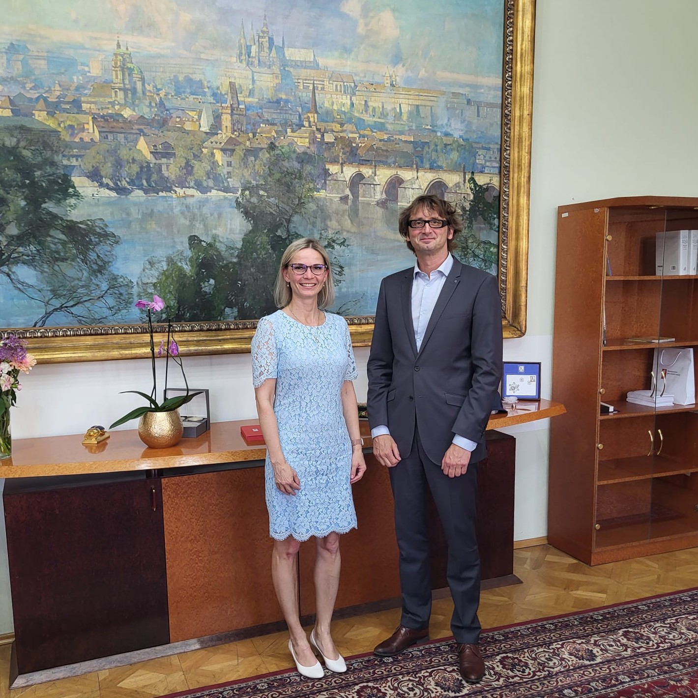 Ministryně Zuzana Mrázová a senátor Martin Krsek před obrazem Prahy na Ministerstvu pro místní rozvoj ČR
