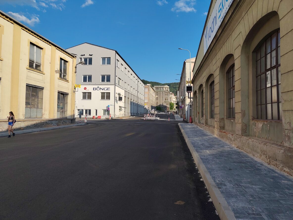 Rekonstrukce Žukovovy ulice na Střekově. Asfaltová vozovka, betonové obrubníky, chodník z betonové dlažby.