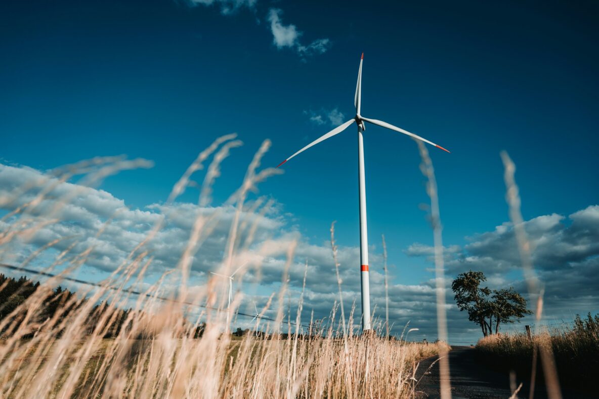 Větrná elektrárna. Foto: Jan Kopřiva (unsplash)