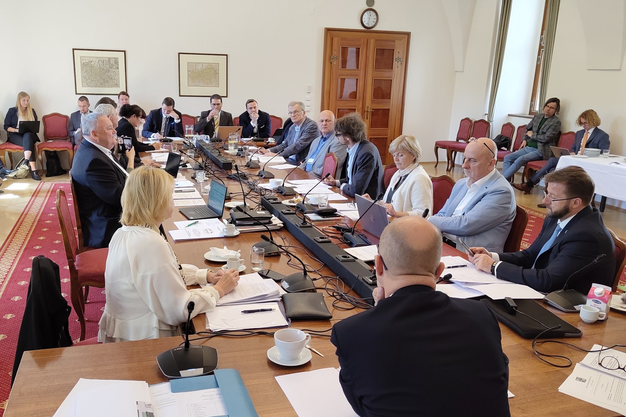 Senátnímu výboru pro životní prostředí představili petici její zástupci poprvé 29. dubna 2026. Na fotografii vedle senátora Martina Krska sedí Marek Obrtel a Ivan Noveský.