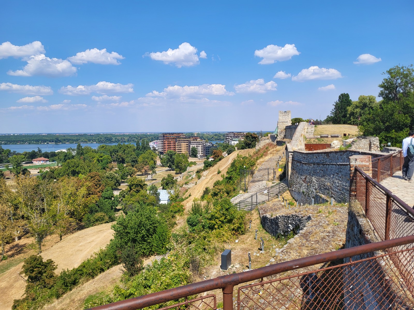 Pohled od bělehradské pevnosti Kalemegdan. Srpen 2026. Pod pevností jsou moderní bloky luxusních apartmánů.