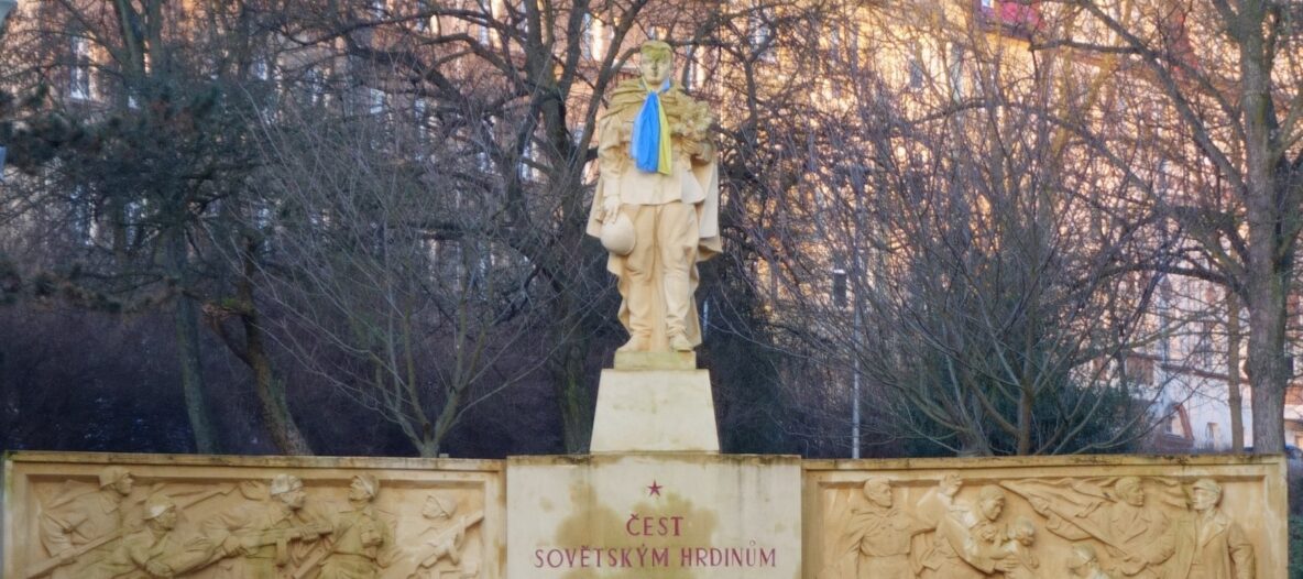 Socha sovětského vojáka v Ústí nad Labem s šálou v ukrajinských barvách