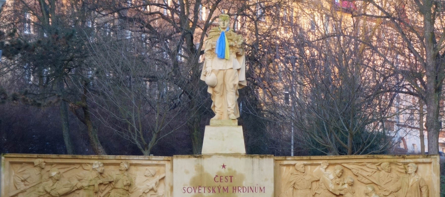 Featured image for “Dvojí symbolika sochy rudoarmějce v Městských sadech”