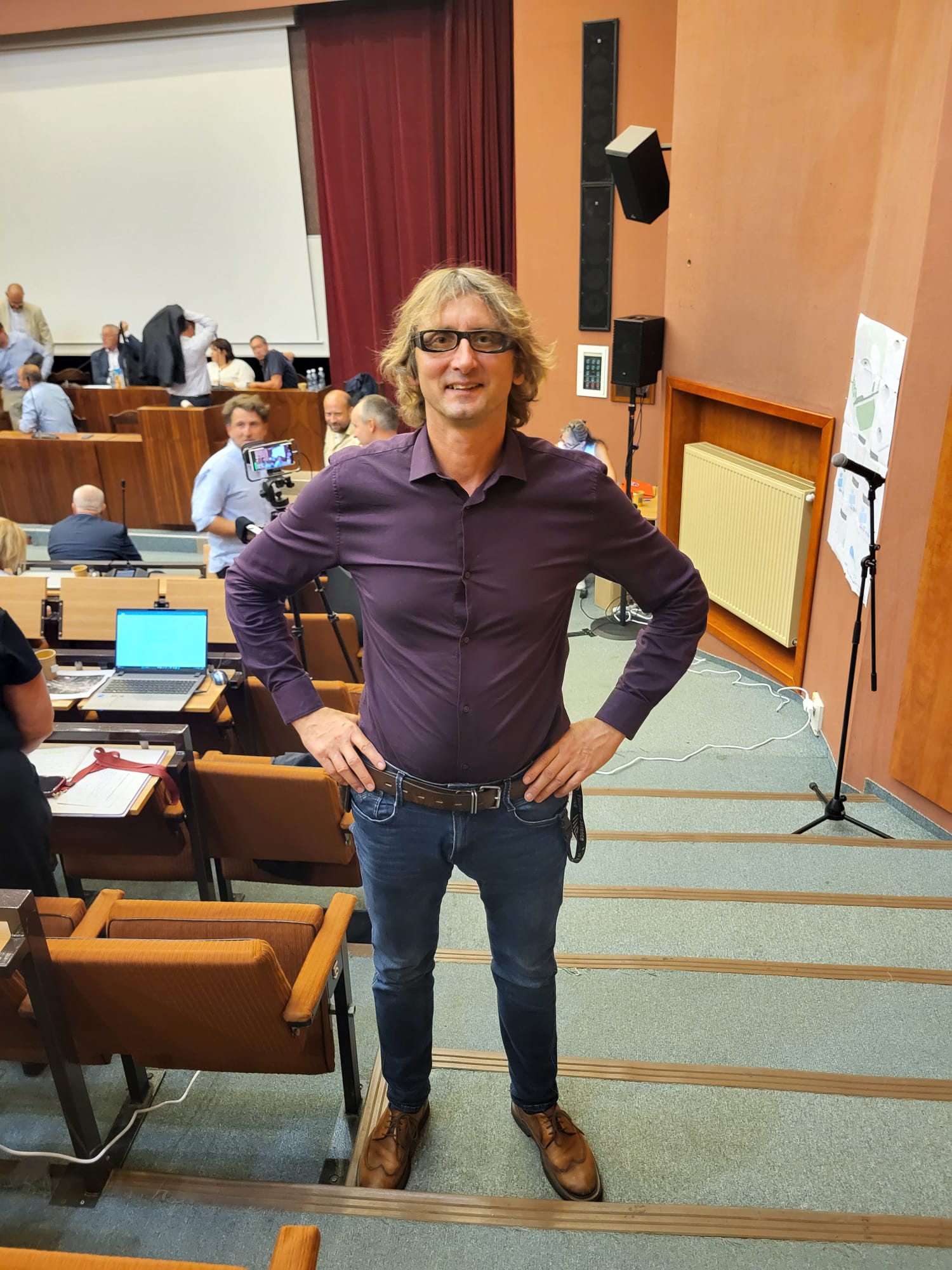 Martin Krsek na zasedání zastupitelstva města Ústí nad Labem dne 31. 8. 2026 v aule bývalého rektorátu UJEP.