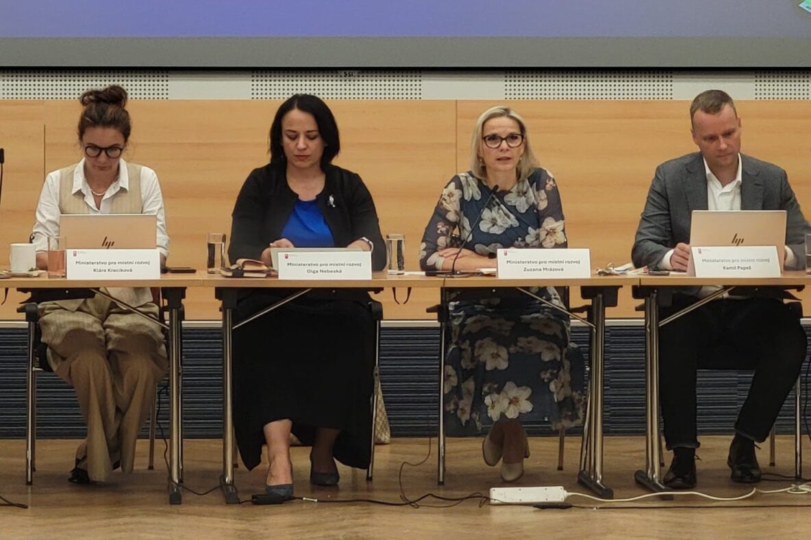 Ministryně Zuzana Mrázová a další zástupci Ministerstva pro místní rozvoj při zahájení schůze Výboru pro regionální rozvoj, 17. 9. 2026
