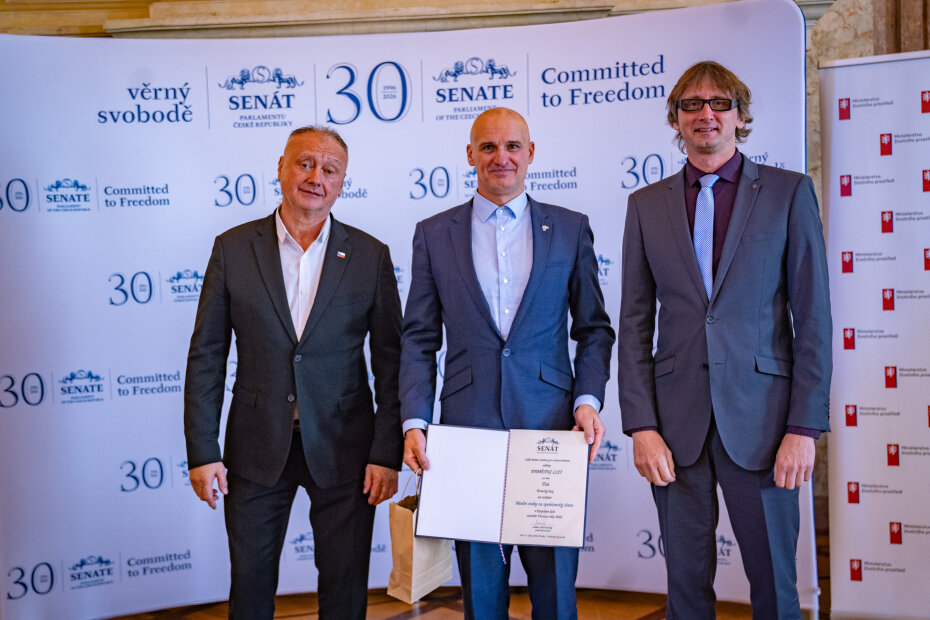 Starosta Jiří Turek s oceněním pro obec Tisá