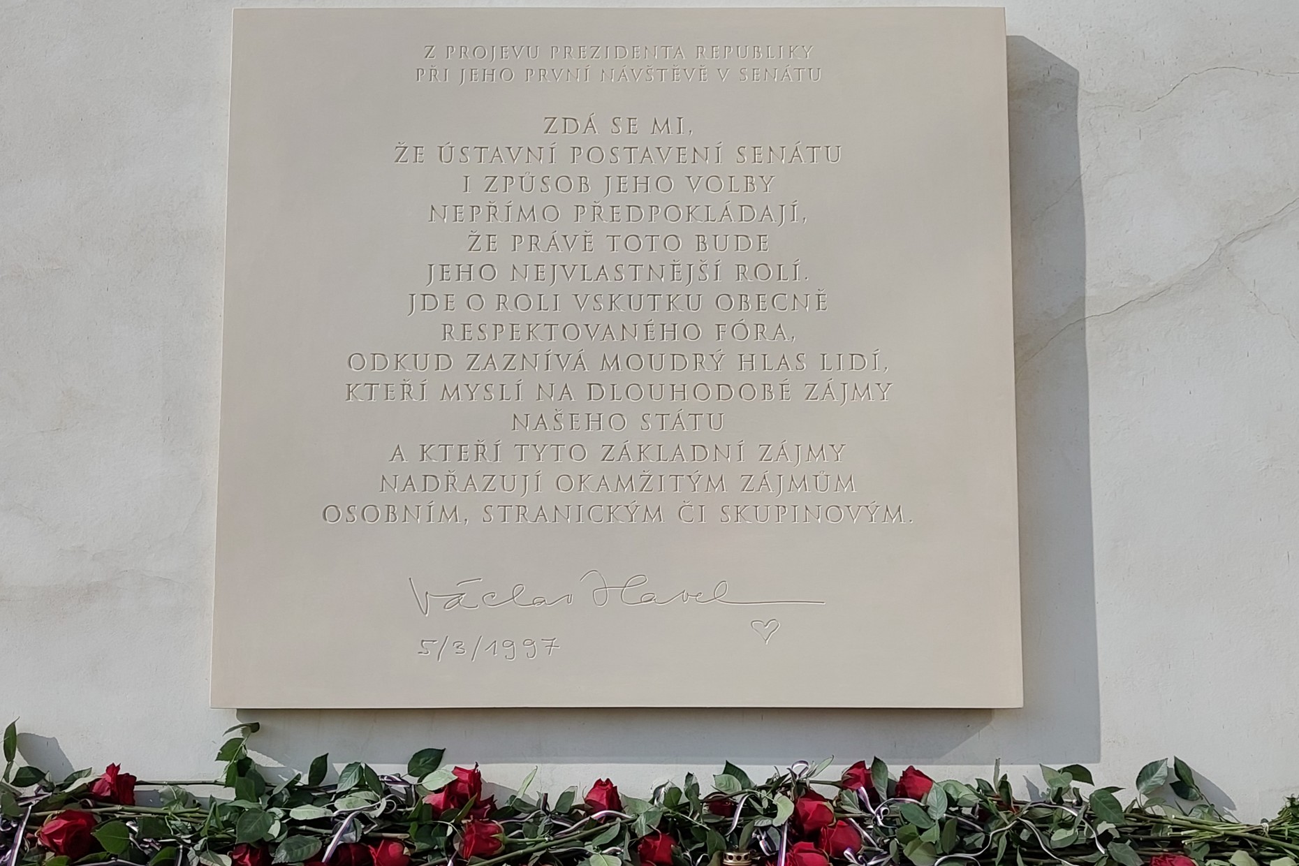 Až budete mít v Praze možnost se projít Valdštejnskou zahradou, pamětní desku najdete u vchodu ze zahrady na nádvoří Valdštejnského paláce, kde sídlí Senát Parlamentu ČR.